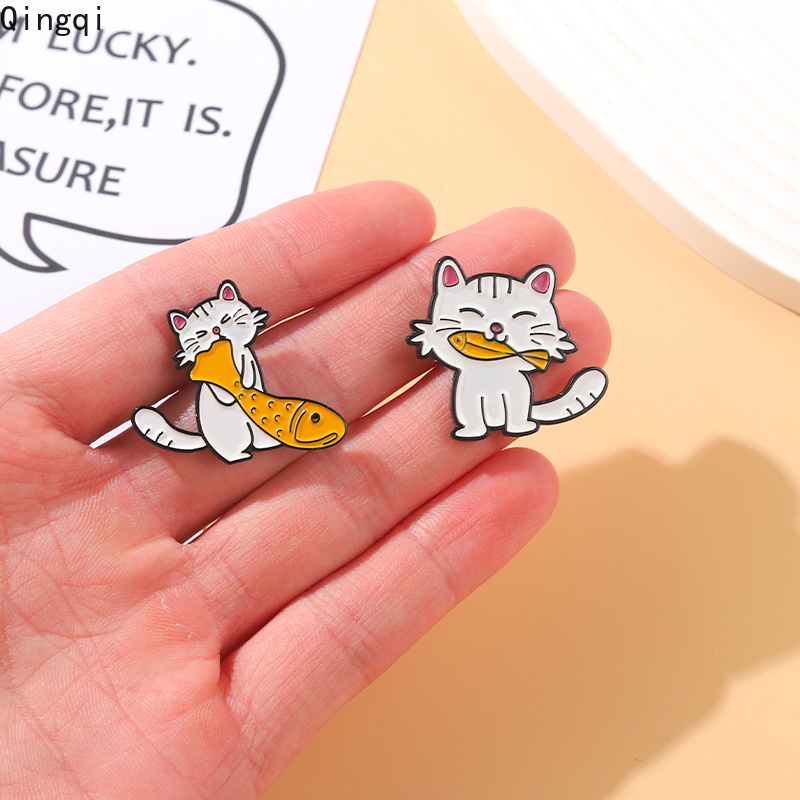 Bros Pin Enamel Bentuk Kartun Kucing Makan Ikan Warna Putih Untuk Anak