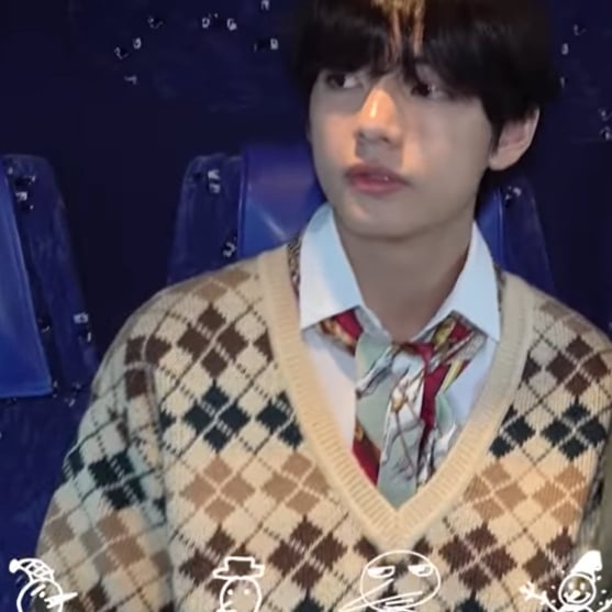 Hyunjin sweater korean idol outfit