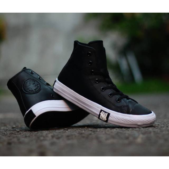 Sepatu converse kulit warna hitam terbaru
