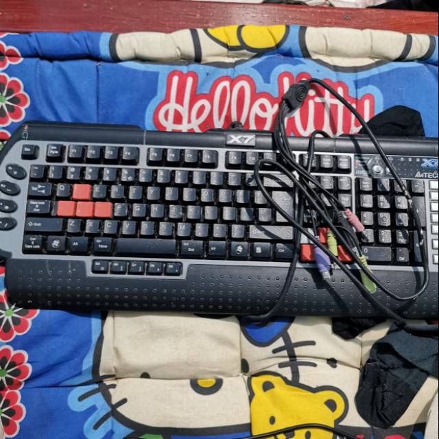 a4tech g800 x7 gaming keyboard masih bagus seken
kabel ada kelupas, tapi masih normal semua