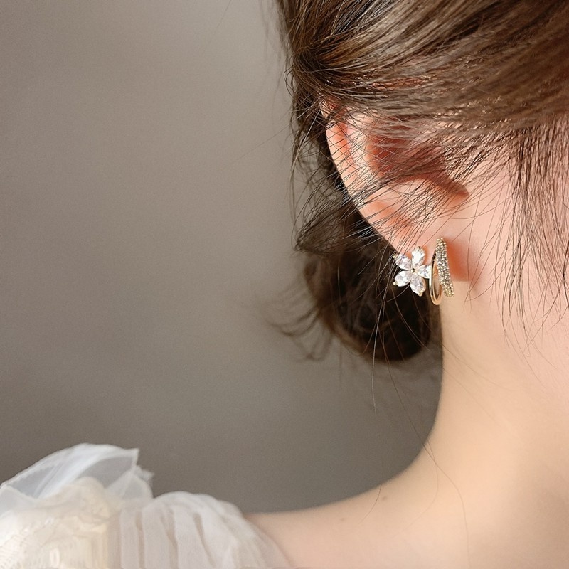 Anting Stud Zircon Mutiara Berlian Imitasi Bentuk Bunga Gaya Korea Untuk Wanita