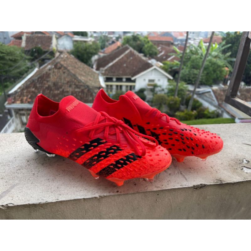 Sepatu Bola Adidas Predator Freak 1 Low Meteorit Pack