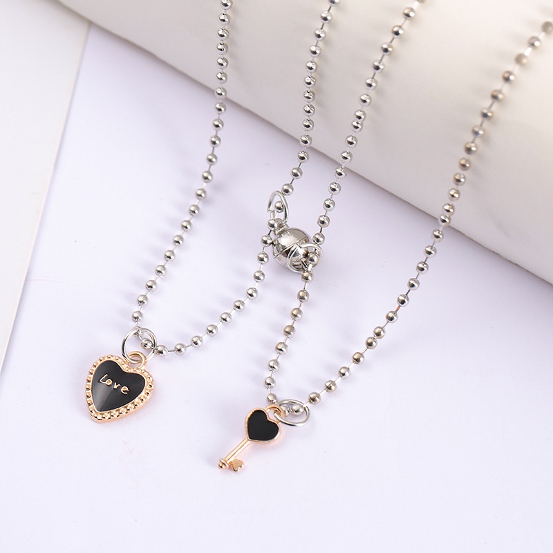 Set Kalung Magnetik Desain Hati Kunci Dan Huruf Warna Hitam Dan Putih Untuk Pasangan