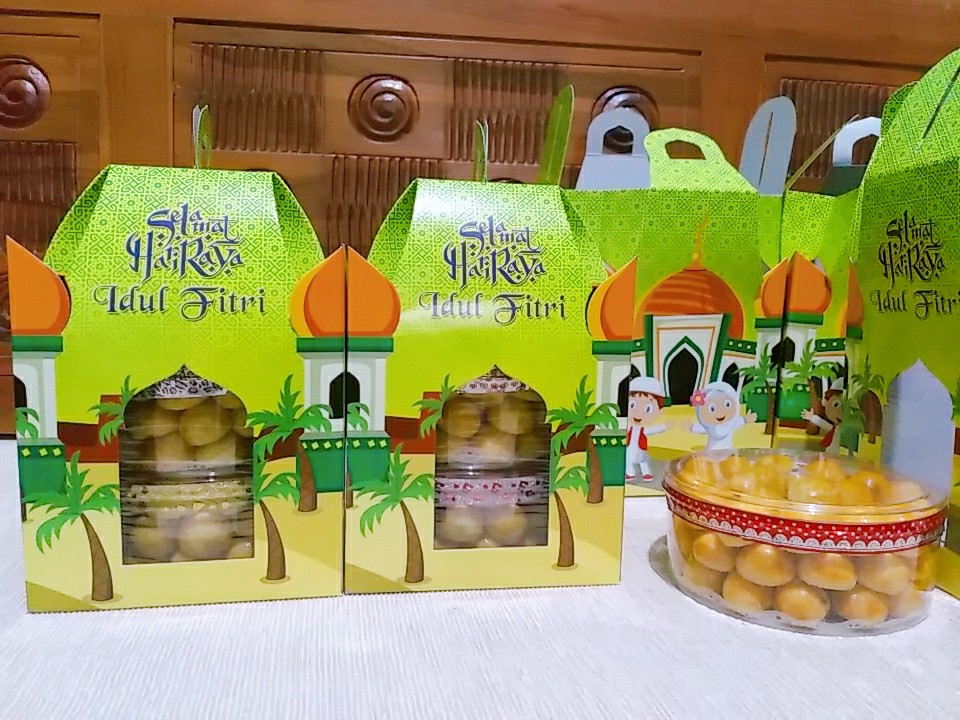 Box Kuker Tema Lebaran Hijau Kuning Gambar Kartun Uk 14.5x14.5x20cm Muat Toples 500gr Dan 250gr