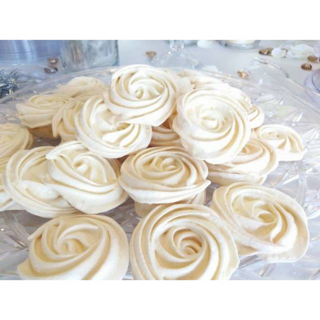 

Vanilla Ice Cream Rose Meringue - Maringue