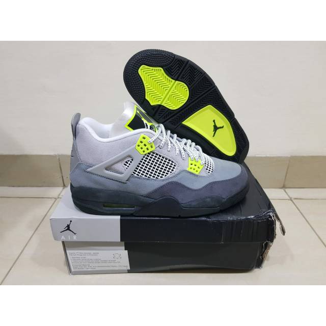 SEPATU BASKET AIR JORDAN RETRO 4 SE