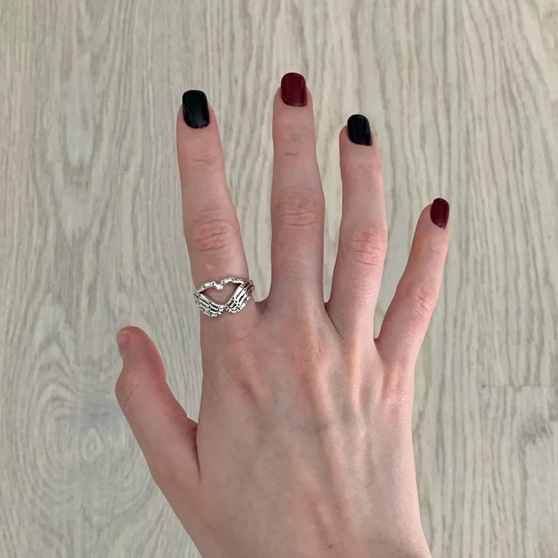 Cincin Bentuk Tulang Tangan Bahan Metal Warna Silver Gaya Korea Untuk Unisex