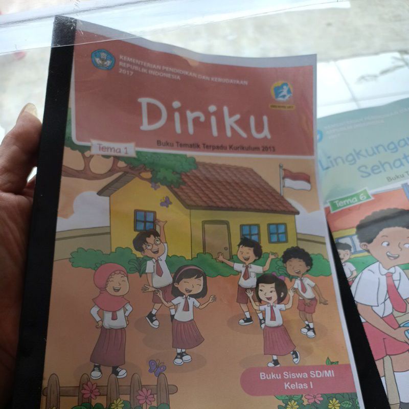 

print out buku tema buku siswi SD/MI kelas 1 BUKU TEMA