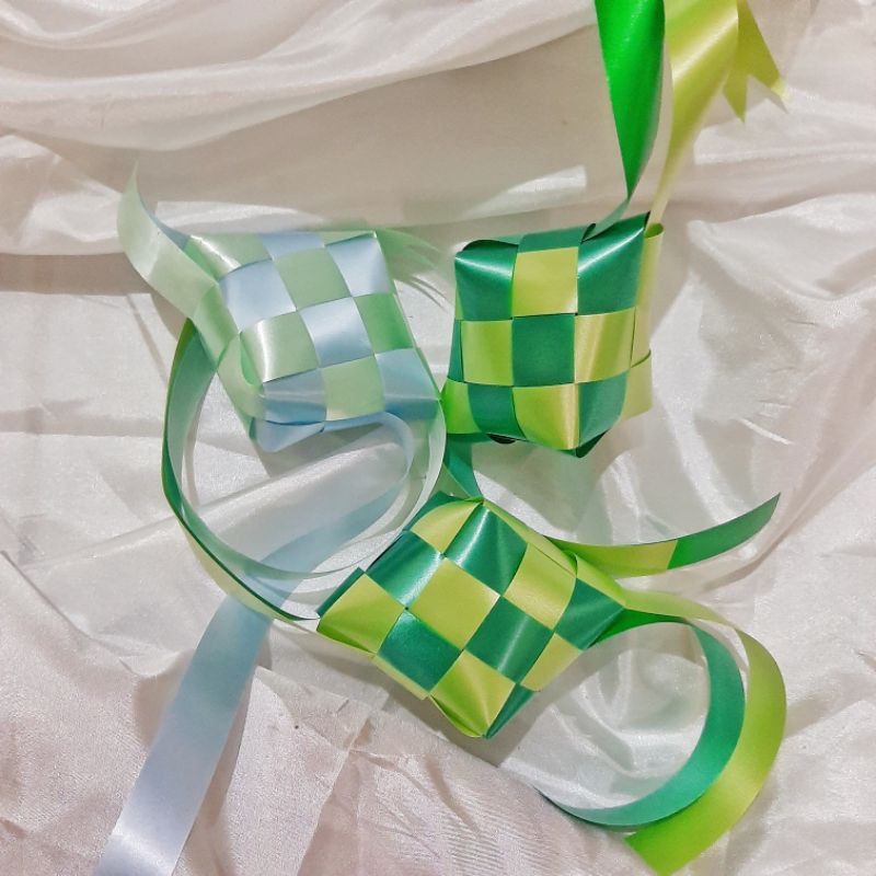 

HIASAN KETUPAT PITA LEBARAN UKURAN SEDANG