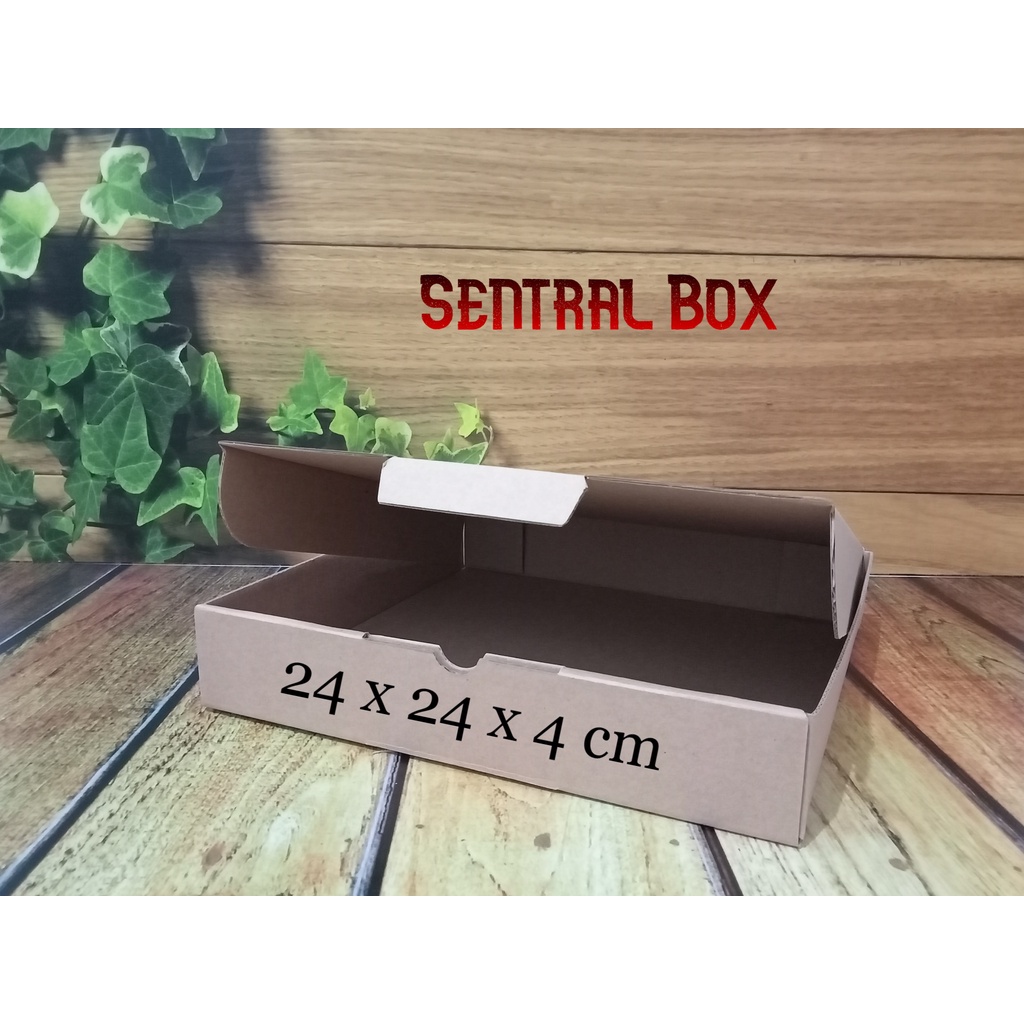 

( Min.order 5 pcs ) Kardus 24 x 24 x 4 cm.......... Die cut ( pembelian di atas 10 pcs harganya lebih murah )
