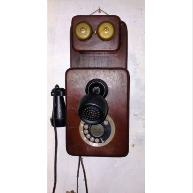 Telepon dinding antik