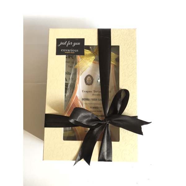 

HAMPERS (SNACK, BUKET BUNGA,PLAKAT, SERTIFIKAT, MUG CANTIK&LEPEK)