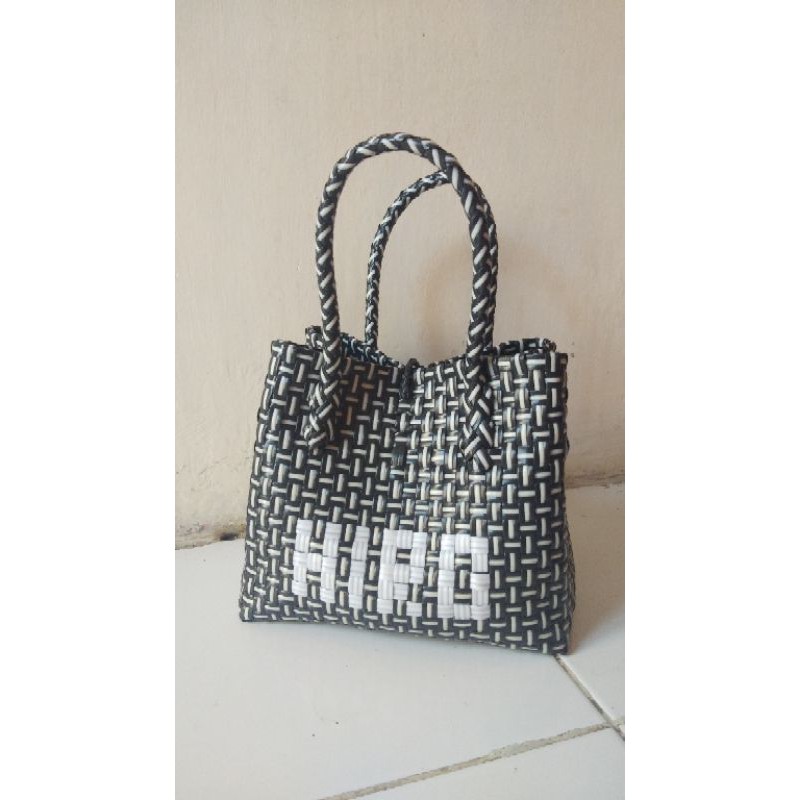 Penambahan nama pada tas anyam