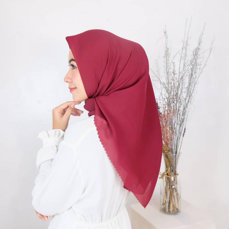 hijab segi 4 bella laser/hijab polycottoon lasercut-Maroon