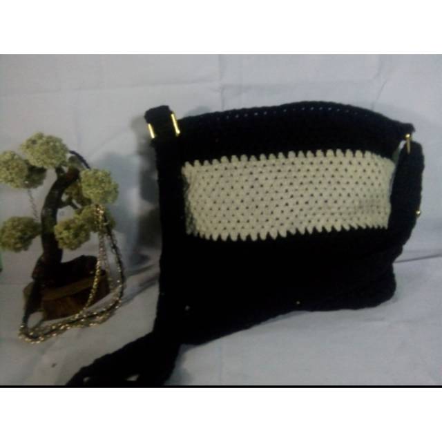 Tas selempang rajut monokrom handmade
