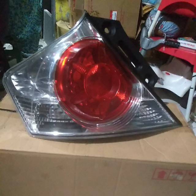 Lampu belakang brio satya kiri