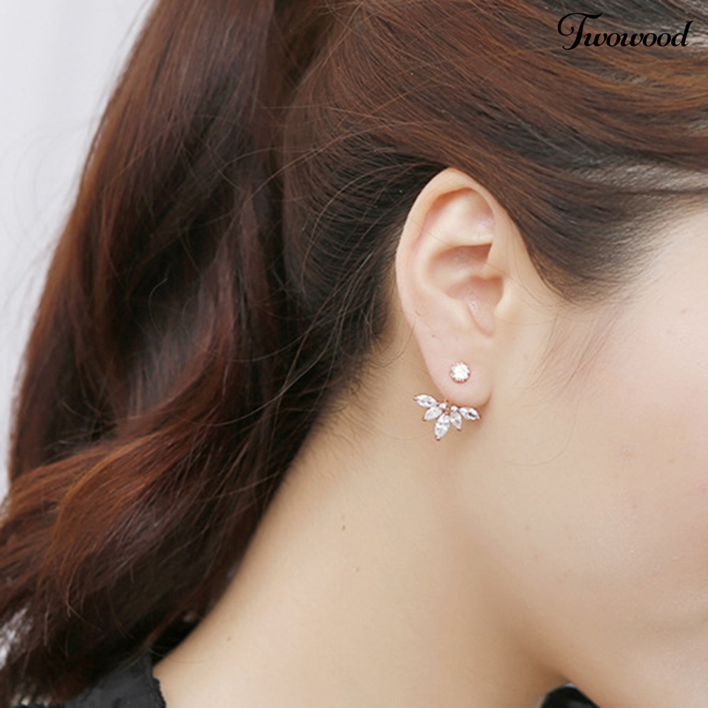 1 Pasang Anting Stud Bentuk Bunga Aksen Berlian Imitasi Bahan Alloy Untuk Wanita