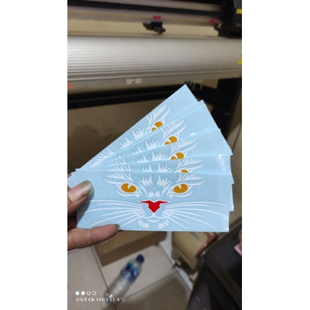 stiker mata kucing lampu motor