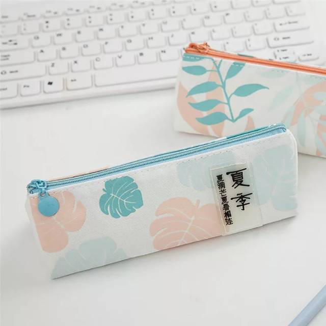 

Tempat pensil kanvas segitiga motif Daun triangle canvas pen bag