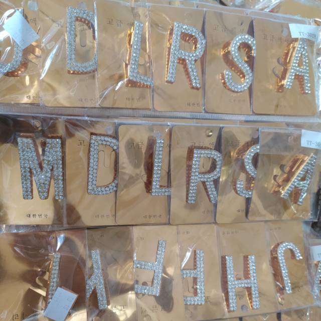 Bros Huruf Isi 1 lusin Ukuran besar dan sedang - Bros Huruf Inisial