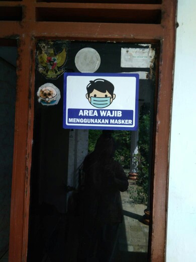 Stiker Wajib Memakai Masker