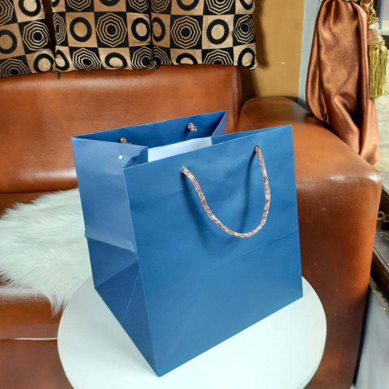

Paper Bag Biru Polos 25,5 x 22 x 26 cm Tas Kado Hampers Simple Paperbag Pembungkus Dus Makanan