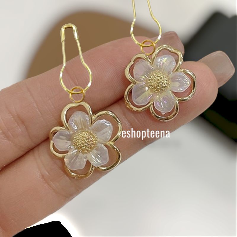 A156 anting hijab bunga putih gold_anting jilbab