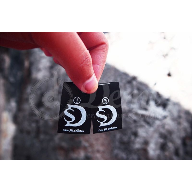 label satin hitam