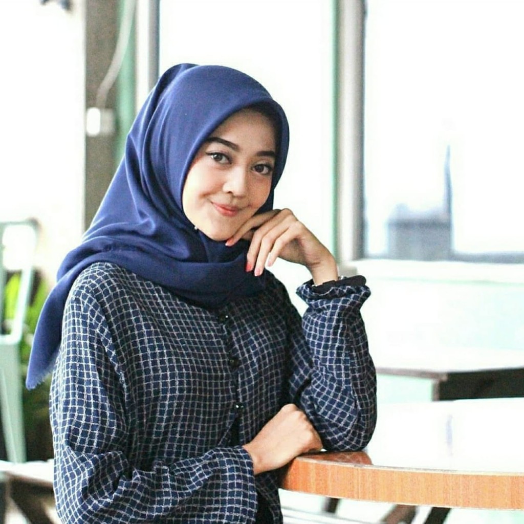 Segi Empat Hijab Scarf