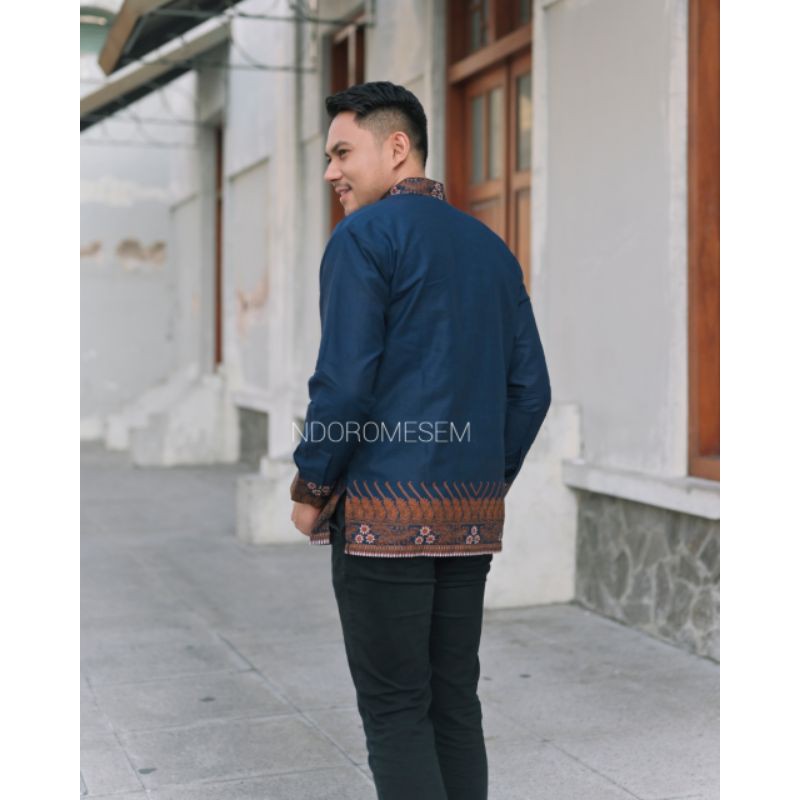 koko kemeja batik navy lengan panjang by ndoromesem bahan katun