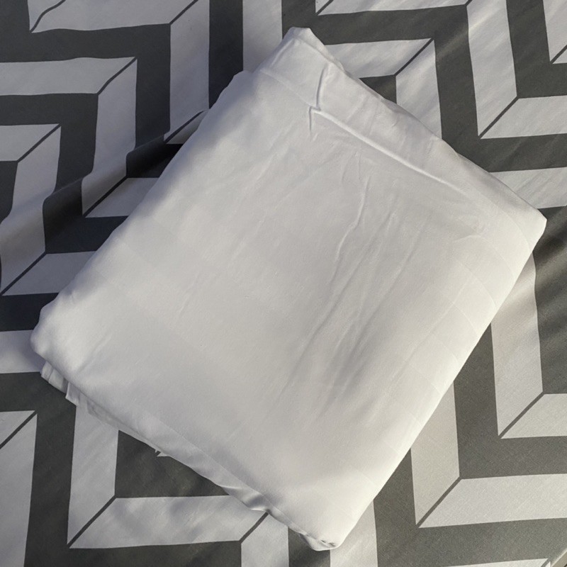 Duvet Cover Motif Garis Polos dan Kotak Putih ex Hotel