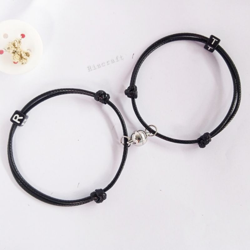 (Min Order 10rb bisa Mix gelang Lain) Gelang Inisial Huruf Kotak Hitam Couple Magnet Besar Tali Waterproof