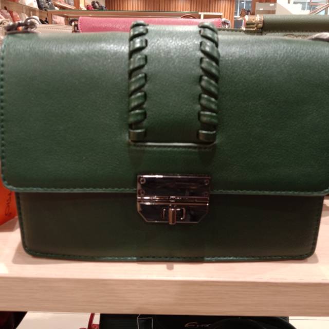 Tas wanita merk emsio, import Elizabeth, best seller , ready warna hijau, ayoo stoknya ga banyak .