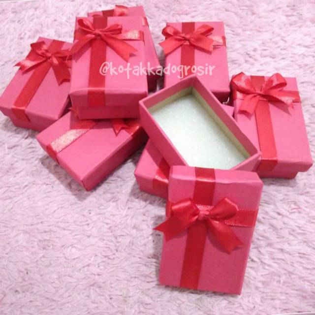 

Kotak packing kalung 7x5x3 cm plus busa tipis dan pita cantik