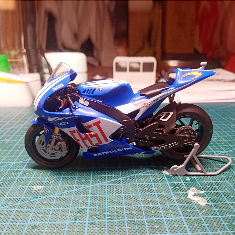 Mainan Rakitan Balok Bangunan Motor Balap Yamaha YZR M1 4D Skala 1 / 18 Untuk Koleksi / Hadiah