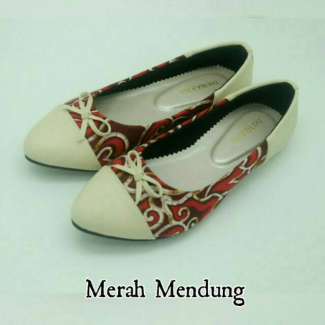 

The Warna Merah Mendung