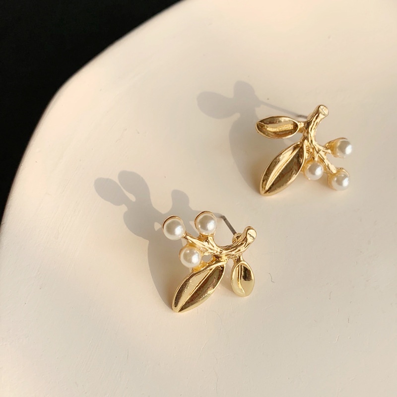 Fashion Trend Leaves Design Simulation Pearl Woman's Stud Earrings Accessories