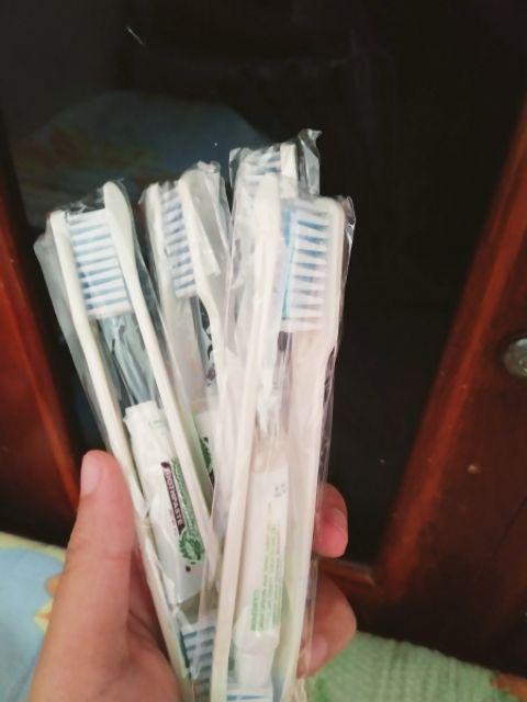 2 Sikat Gigi + 1 Pasta Gigi Hotel / Rumah Sakit