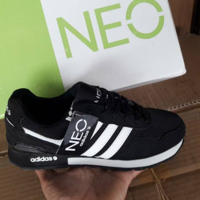 Adidas - sepatu olahraga wanita