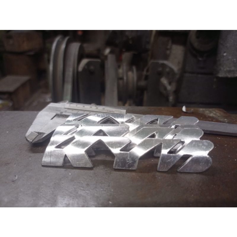 emblem shok depan kyb (silver) emblem shock skok depan kyb super replika detail