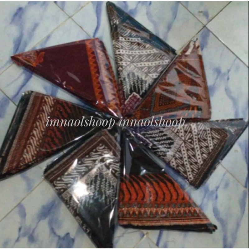 Ikat Kepala / Udeng motif Batik segitiga