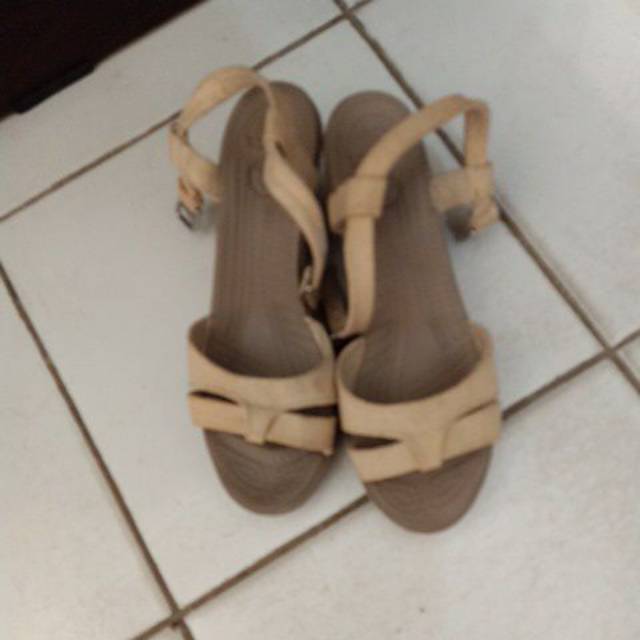 Preloved wedges crocs