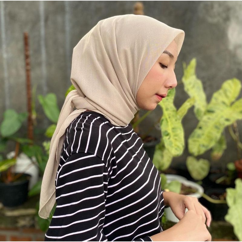 Hijab Segiempat Paris Premium jahit tepi | Red Rose | Varisha | Bintang | Azara-Coksu