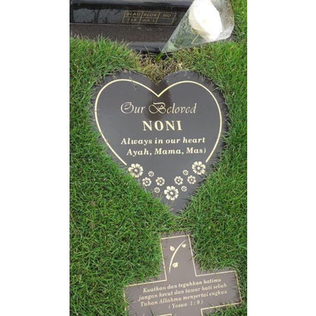 Tabur Bunga Hiasan Makam Kristen