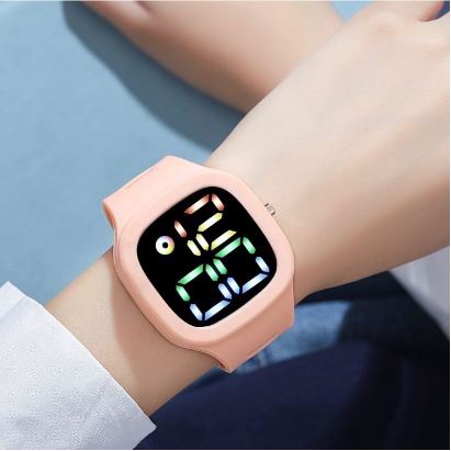 Jam Tangan Digital Wanita Pria Tahan Air Fashion Watch LED Tampilan Layar Besar Dengan Font Warna-warni M139