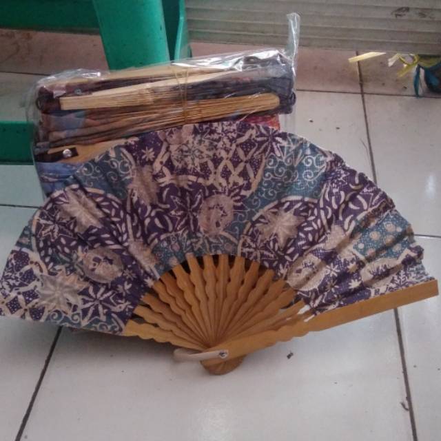 Souvenir kipas batik