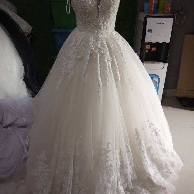 Gaun pengantin  putih  dengan ekor payetan mewah  /wedding dress pengantin .