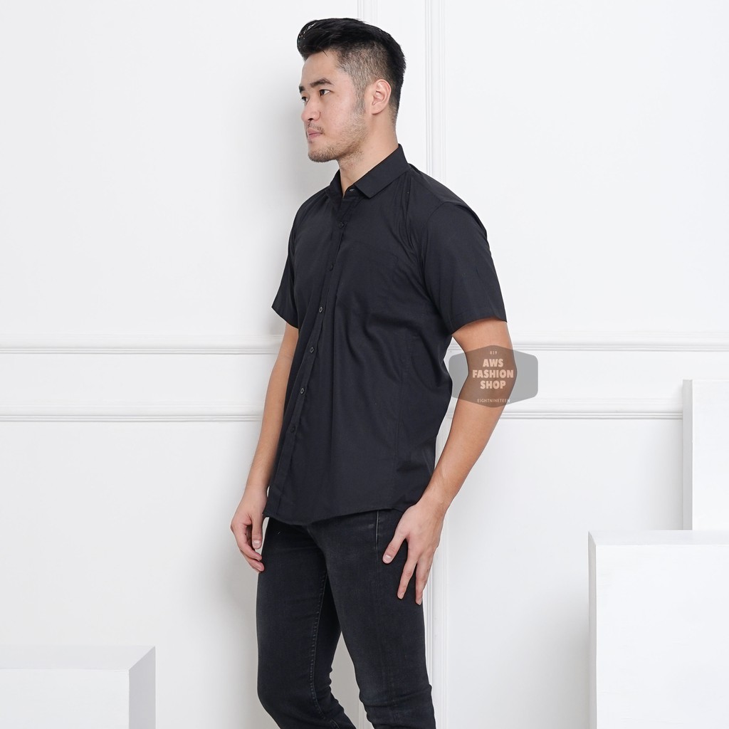 Kemeja Pria Lengan Pendek Polos Hitam Pekat Black Slimfit Casual 3308