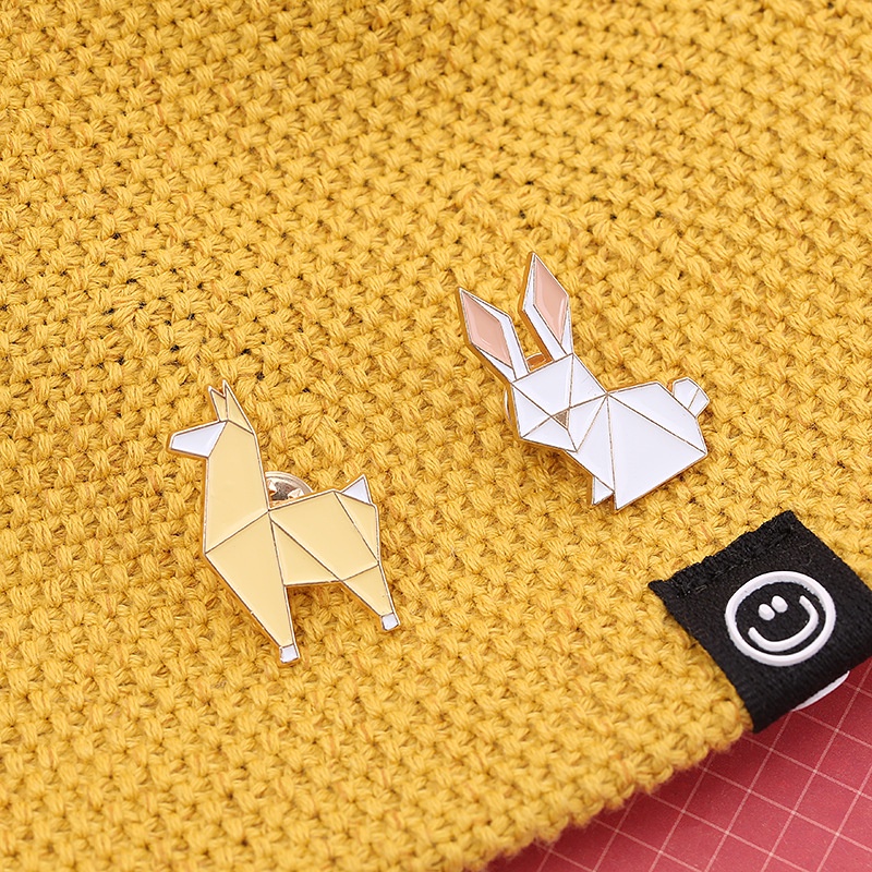 Bros Pin Enamel Bentuk Origami Hewan Kartun Bahan Alloy Untuk Pria Dan Wanita