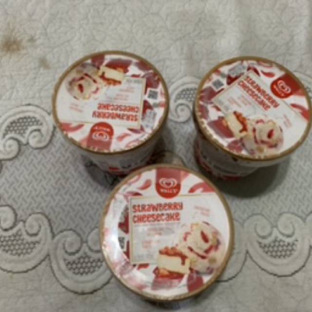 

Ice cream/eskrim walls strawberry cheesecake 750 ml